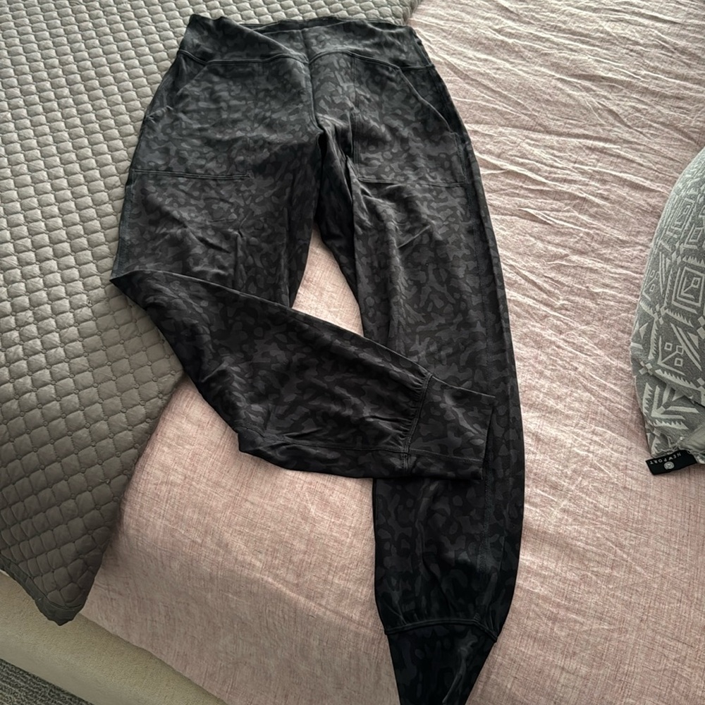 LULULEMON SPRING/fall weight JOGGERS